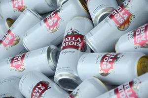 carcóvia. ucrânia - 17 de maio de 2022 muitas latas de cerveja stella artois ao ar livre. stella artois é a cerveja belga mais famosa do mundo de propriedade da ab inbev foto