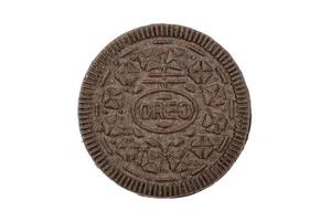 Kharkiv, Ucrânia - 14 de fevereiro de 2022 biscoito crocante fino oreo em fundo branco. a marca oreo é propriedade da mondelez international foto