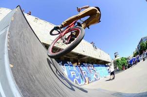 kharkiv, ucrânia - 27 de maio de 2022 pilotos de bmx freestyle em um skatepark durante o festival anual de culturas de rua foto