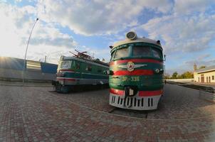 kharkiv, ucrânia - 27 de maio de 2022 trens elétricos modernos no museu ferroviário de kharkov. forte distorção da lente olho de peixe foto