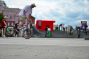 imagem desfocada de muitas pessoas com bicicletas bmx. encontro de fãs de esportes radicais foto