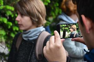 carcóvia. ucrânia - 17 de maio de 2022 participantes da primeira ação lgbt em kharkov dão entrevistas sobre um ataque inesperado e interrupção do evento foto