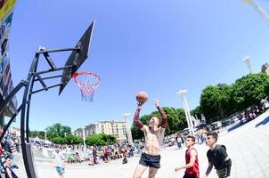 Kharkiv, Ucrânia - 27 de maio de 2022 equipes esportivas jogam streetball ao ar livre durante o festival anual de culturas de rua foto