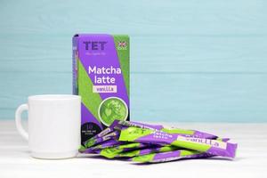 kharkov, ucrânia - 28 de dezembro de 2021 pacote de palitos de chá de baunilha tet matcha latte. chá inglês verdadeiro fabricado pela sun generation ltd no reino unido foto