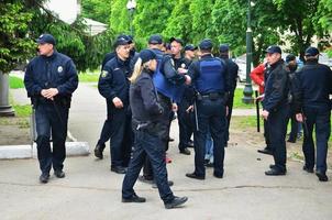 carcóvia. ucrânia - 17 de maio de 2022 policiais ucranianos que fornecem segurança a ativistas lgbt e os protegem de ataques de nazistas e ultras de Kharkov foto