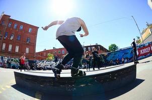 kharkiv, ucrânia - 27 de maio de 2022 patinando durante o festival anual de culturas de rua foto