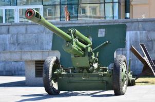 foto de uma arma portátil da união soviética da segunda guerra mundial, pintada na cor verde escura