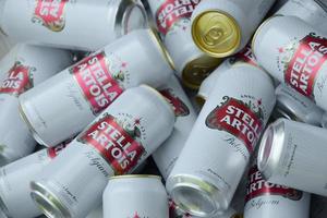 carcóvia. ucrânia - 2 de maio de 2022 muitas latas de cerveja stella artois ao ar livre. stella artois é a cerveja belga mais famosa do mundo de propriedade da ab inbev foto