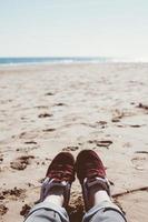 garota relaxante na praia de areia foto