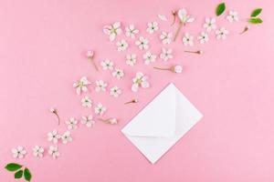 conceito de carta de amor com envelope e flores foto