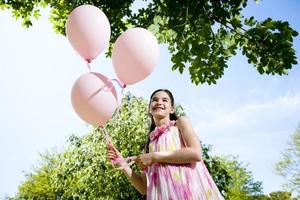 menina com balões rosa