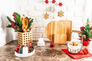 decoração festiva da bancada da cozinha no estilo clássico, cores tradicionais do ano novo e natal. vermelho, branco, verde. foto