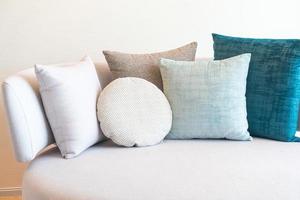 decoração de travesseiros confortáveis no sofá foto