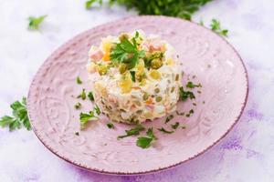 salada russa tradicional olivier. salada de ano novo. salada festiva. foto