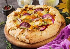 torta de galette com abóbora e queijo mussarela em fundo escuro. comida do dia de ação de graças. foto