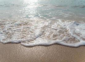 bolha da onda do mar na areia foto