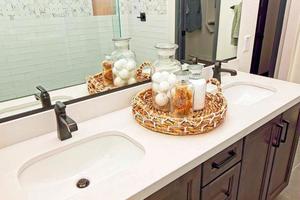 banheiro com bandeja tecida de sais de banho foto