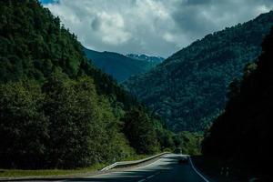 estrada para as montanhas foto