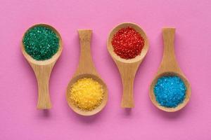 açúcares coloridos em colheres foto