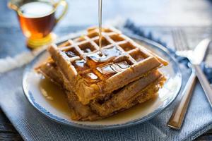 derramando calda em waffles de abóbora foto