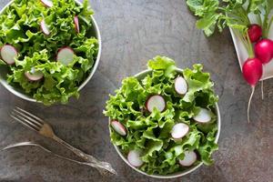 salada de folhas de alface e rabanete foto