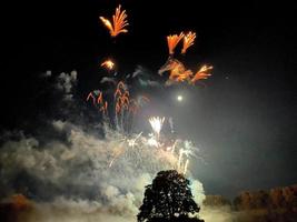 uma vista de uma queima de fogos no lago alderford em whitchurch foto