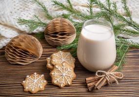 bebida tradicional de natal de gemada com biscoitos de canela e gengibre. biscoitos e leite para o papai noel foto