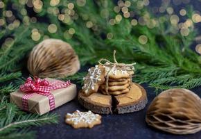 fundo de natal com bokeh, biscoitos de gengibre, presentes e decorações de natal foto