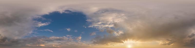 noite céu azul rosa escuro hdr 360 panorama com lindas nuvens brancas em projeção perfeita com zênite para uso em gráficos 3d ou desenvolvimento de jogos como cúpula do céu ou editar tiro de drone para substituição do céu foto