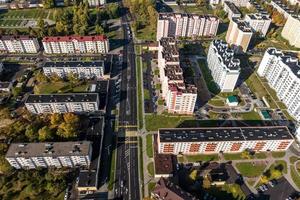 vista panorâmica aérea da altura de um complexo residencial de vários andares e desenvolvimento urbano no dia do outono foto