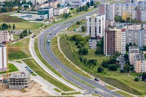 vista panorâmica aérea da altura de um complexo residencial de vários andares e desenvolvimento urbano foto