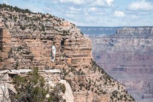 viajante de homem olhando majestoso parque nacional do grand canyon foto