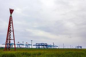 área industrial guindastes contêiner dique seascape panorama em bremerhaven alemanha. foto