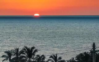 colorido pôr do sol dourado grande onda e praia puerto escondido méxico. foto