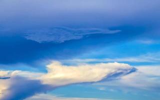 céu azul com lindas nuvens em um dia ensolarado no México. foto