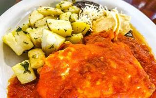 omelete mexicana com nachos de batatas de feijão preto na chapa branca. foto