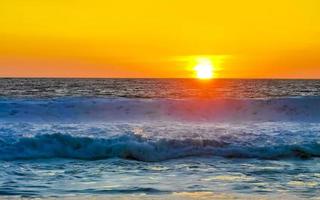 colorido pôr do sol dourado grande onda e praia puerto escondido méxico. foto