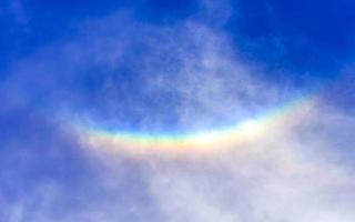 lindo e raro arco-íris no céu nublado fundo azul México. foto