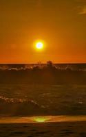 colorido pôr do sol dourado grande onda e praia puerto escondido méxico. foto