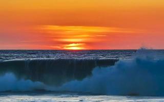 colorido pôr do sol dourado grande onda e praia puerto escondido méxico. foto