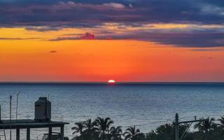 colorido pôr do sol dourado grande onda e praia puerto escondido méxico. foto