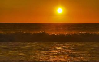 colorido pôr do sol dourado grande onda e praia puerto escondido méxico. foto