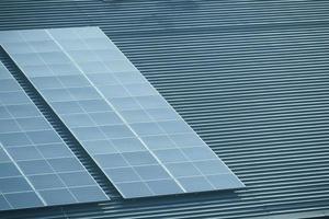 painéis solares em um telhado foto