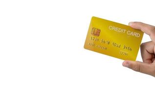 mão segurando o cartão de crédito isolado no fundo branco. conceito de compras. conceito de gastos sem dinheiro. foto