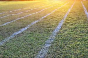 linhas brancas ao ar livre no campo de grama para praticar corrida na escola na área de longa distância da talândia. foto