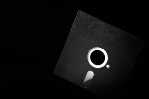 Disco de 5,25 polegadas em fundo escuro foto