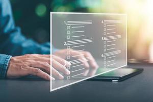 empresário fazendo uma marca de seleção em uma tela virtual, conceito de exame online, escolhendo a resposta correta no exame, fornecendo informações na avaliação do questionário, expressando opiniões. foto