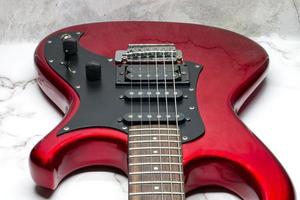 guitarra elétrica vermelha isolada no fundo de mármore foto