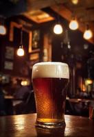caneca de cerveja com espuma em um pub foto