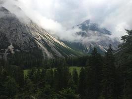 céu dramático sobre as montanhas nos alpes europeus foto